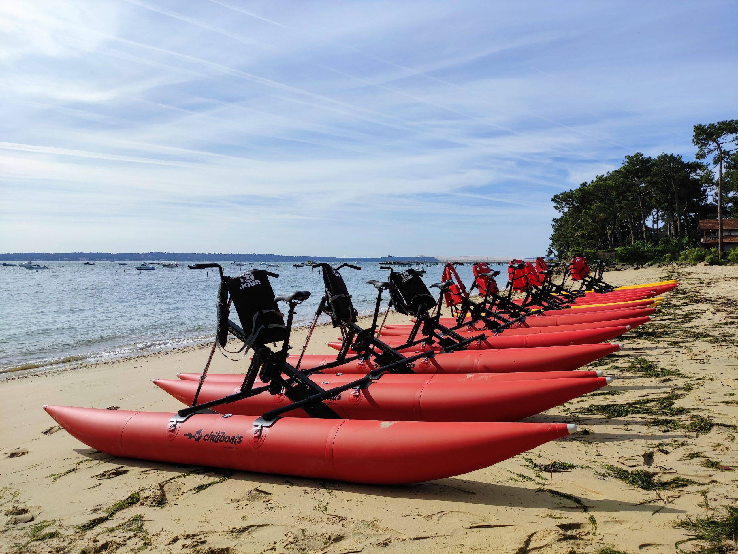 Aqui Bikes sur le lac de Biscarrosse, une alternative stable au paddle